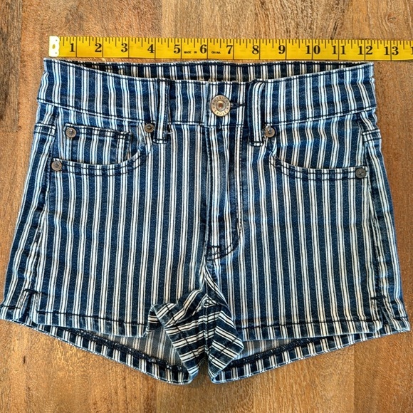 AMERICAN EAGLE • STRIPED HI-RISE SHORTIE • Size 00 Summer Shorts - Picture 4 of 11